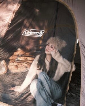 Wei Chaio Lin Instagram - 露營初體驗⛺️✨

「要看看我到時候有沒有工作」

高中畢業後一直過著工作第一的生活
面對所有邀約，這個回答從來沒變過
身邊朋友對我的包容和體諒卻也不曾減少過

總是說：「沒關係，妳有空就來，人到就好。」

常常在想自己何其幸運能擁有這麽多善良美好
陪伴在身邊的人也都十年以上甚至十五（？）
感謝所有的互相珍惜🤍

26歲尾聲了
雖然有點晚，但終於體會到了一點青春快樂
希望即將邁入27的我能學會更鬆弛的過日子🫧

（然後根本不是我生日在打什麼小作文？🤣）