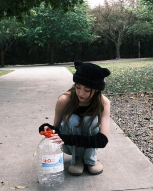 Wei Chaio Lin Instagram - 露營初體驗⛺️✨

「要看看我到時候有沒有工作」

高中畢業後一直過著工作第一的生活
面對所有邀約，這個回答從來沒變過
身邊朋友對我的包容和體諒卻也不曾減少過

總是說：「沒關係，妳有空就來，人到就好。」

常常在想自己何其幸運能擁有這麽多善良美好
陪伴在身邊的人也都十年以上甚至十五（？）
感謝所有的互相珍惜🤍

26歲尾聲了
雖然有點晚，但終於體會到了一點青春快樂
希望即將邁入27的我能學會更鬆弛的過日子🫧

（然後根本不是我生日在打什麼小作文？🤣）