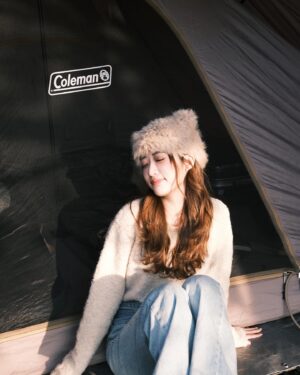 Wei Chaio Lin Instagram - 露營初體驗⛺️✨

「要看看我到時候有沒有工作」

高中畢業後一直過著工作第一的生活
面對所有邀約，這個回答從來沒變過
身邊朋友對我的包容和體諒卻也不曾減少過

總是說：「沒關係，妳有空就來，人到就好。」

常常在想自己何其幸運能擁有這麽多善良美好
陪伴在身邊的人也都十年以上甚至十五（？）
感謝所有的互相珍惜🤍

26歲尾聲了
雖然有點晚，但終於體會到了一點青春快樂
希望即將邁入27的我能學會更鬆弛的過日子🫧

（然後根本不是我生日在打什麼小作文？🤣）