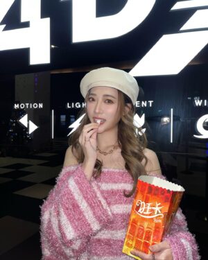 Wei Chaio Lin Instagram - #wonka 🍿️🎬🤍

（➡️遇到可愛的叔叔阿姨👫）