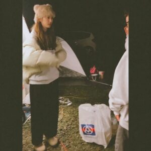 Wei Chaio Lin Instagram - 露營初體驗⛺️✨

「要看看我到時候有沒有工作」

高中畢業後一直過著工作第一的生活
面對所有邀約，這個回答從來沒變過
身邊朋友對我的包容和體諒卻也不曾減少過

總是說：「沒關係，妳有空就來，人到就好。」

常常在想自己何其幸運能擁有這麽多善良美好
陪伴在身邊的人也都十年以上甚至十五（？）
感謝所有的互相珍惜🤍

26歲尾聲了
雖然有點晚，但終於體會到了一點青春快樂
希望即將邁入27的我能學會更鬆弛的過日子🫧

（然後根本不是我生日在打什麼小作文？🤣）