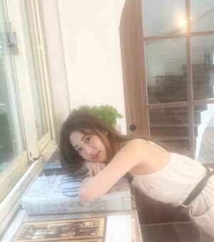 Wei Chaio Lin Instagram - 萃萃限定工讀😉

…📖 都拿不動