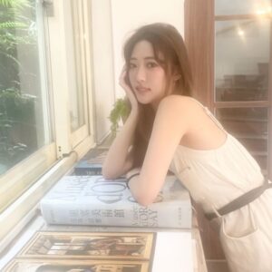 Wei Chaio Lin Instagram - 萃萃限定工讀😉

…📖 都拿不動