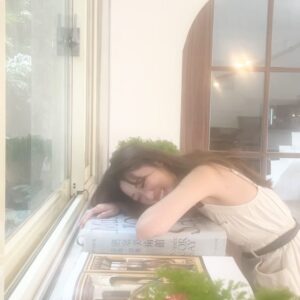 Wei Chaio Lin Instagram - 萃萃限定工讀😉

…📖 都拿不動