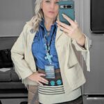 Wendi McLendon-Covey Instagram - First job of the year... This gal will sell you an ocean front condo in Tuscon. She buys all her fashion accessories from the Grand Canyon Gift shop.