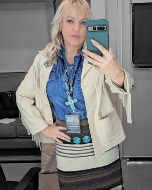 Wendi McLendon-Covey Instagram - First job of the year... This gal will sell you an ocean front condo in Tuscon. She buys all her fashion accessories from the Grand Canyon Gift shop.