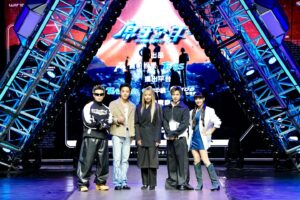 Wenny Lin Instagram - 《原子少年2首錄記者會》and《首錄快樂》

從DD52畢業後，我以學姊和主持人的身份參與了《原子少年》和《未來少女》，現在《原子少年2》也準備開始了！

大家好，我是《原子少年》第二季的主持人木木，我們有豪華的星際導師陣容歐弟哥、達哥、建志哥；首錄的流星導師是我KTV必點她的歌的天生歌姬A-Lin姊✨✨✨ 
準備好跟我們一起迎接54位少年了嗎？

沒想到我的21～24歲會經歷四檔偶像團體的選秀節目，這裡承載了無數的夢想和希望，我最大到感觸就是每當我一邊前進並偶爾感到迷惘的時候，我因為處在這充滿者築夢者的環境，我能不斷從少年少女們滿是衝勁的眼神中，時刻回想起當初踏上這條路的自己，然後我休息好就會繼續出發，和所有為了公演舞台不斷努力的選手們一樣，像是在工作的環境下充電，聽起來有點矛盾但我是很喜歡並且很感恩的，再一次謝謝機會🙏🏻

原子少年1重啟了偶團的新時代，爭氣的老戰友們拿下很漂亮的成績單，未來少女也讓人看見在這個時代的女團能發展成各種樣貌，我會好好陪著所有同個世代的每一位戰友，包含即將迎來的原子少年2，但其實也沒有什麼陪不陪，因為我們是一起努力的。

在做原2功課的時候，看到很多朋友想來參加第二季的原因，有部分的人都是想被大家給記得，想被更多人認識

但我想說
「希望參加原子少年2的你們最後能被自己給記得，要牢牢記住這段旅程，要過了好久之後還是能時刻想起自己原來能夠為了喜歡的事這麼全力以赴。我們一起透過這次的經歷讓大家認識你，但前提是我們也要從中更認識自己哦！一起被好多人記得，一起被自己記得。」

以上來自參加了3次選秀的我的一些心得（碎碎念）
共勉之🤍

一直守護著我們偶像生態的粉絲朋友們，謝謝你們一直都在！追星辛苦！追星快樂❤️

謝謝詹哥、彥少哥、鬼哥和阿布哥及所有一起謝謝創夢造星的幕後團隊們一直給予年輕人舞台，能跟你們一起工作非常榮幸。

8/24 （六）晚間八點 於 TVBS 歡樂台、TVBS 精彩台首播，同天晚間十點，也會在中華電信 MOD 上線
8/30 （五）起晚間十點 會在中視重播
8/31 （六）起晚間六點 將於原子少年官方 YT上線

Hair |  @eileen_evolrich
Makeup |  @harper_evolrich
Stylist |  @larastyling
Outfits |  @atelieryscm
Shoes |  @majeparis
Jewelry |  @Swarovski#SwarovskiTW