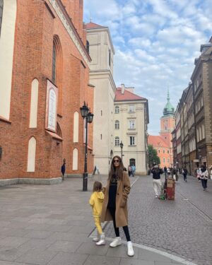 Weronika Rosati Instagram - Korzystamy z długiego weekendu i odwiedzamy kolejne nasze ulubione miejsca w Warszawie🫶🏼 A wy jakie macie plany?