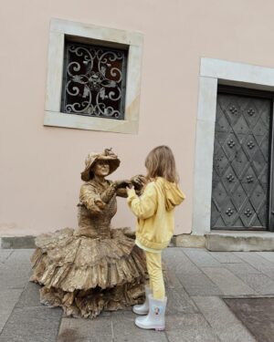 Weronika Rosati Instagram - Korzystamy z długiego weekendu i odwiedzamy kolejne nasze ulubione miejsca w Warszawie🫶🏼 A wy jakie macie plany?