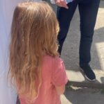 Weronika Rosati Instagram - Z okazji dnia dziecka wziełam moja córeczke do pracy do studia filmowego w Bułgarii @nuboyana gdzie z okazji dnia dziecka był tam organizowany wielki festyn dla dzieci w klimacie bajki “ Alladyn”. Były więc lekcje tańca brzucha, węże i inne egzotyczne zabawy. Dziadkowie również sie załapali. Pierwsze zdjęcie zrobione na jednej ze ścian filmowych dekoracji wyglada jakbyśmy byli na Sycylii 😎 Pomiędzy ujęciami urywałyśmy sie na kolejne atrakcje. Teraz Ela chce już zawsze ze mna chodzić do pracy bo pewnie myśli że takie festyny zawsze towarzysza z moim planem zdjęciowym🤦🏽‍♀️ A nasz kamper nazwała naszym nowym małym domkiem. To był super dzień. #dziendziecka @teresamariarosati @dariuszrosati @nuboyana #secretproject #onset