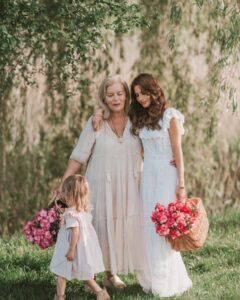 Weronika Rosati Instagram - Wszystkim mamom życze dziś wspaniałego #dzienmamy - to najpiękniejsze słowo na świecie - MAMA/ MOMMY 🫶🏼 @teresamariarosati Piękne foty by @paulinawozniak.fotografia