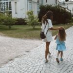 Weronika Rosati Instagram - Jedno z moich absolutnie ulubionych miejsc na świecie - @lazienki.krolewskie 🫶🏼 Jak dla mnie nie ma piękniejszego parku i za każdym razem jak jesteśmy w Warszawie obowiazkowo wpadamy napawać się widokami i przyroda🧚🏼‍♂️ Pozdrowiłyśmy pawia przed którym musiałyśmy zwiewać bo chyba lody Eli mu przypadły do gustu🦚