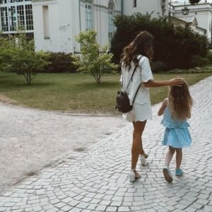 Weronika Rosati Instagram - Jedno z moich absolutnie ulubionych miejsc na świecie - @lazienki.krolewskie 🫶🏼 Jak dla mnie nie ma piękniejszego parku i za każdym razem jak jesteśmy w Warszawie obowiazkowo wpadamy napawać się widokami i przyroda🧚🏼‍♂️ Pozdrowiłyśmy pawia przed którym musiałyśmy zwiewać bo chyba lody Eli mu przypadły do gustu🦚