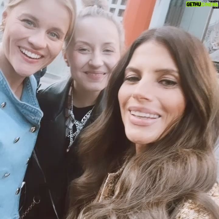 Weronika Rosati Instagram - Kochani zapraszam was dziś ( niedziela) do ogladania @dziendobrytvn ok 11.05 będzie wywiad ze mna💛 A rozmowe ze mna prosto z @chinesetheatres przeprowadziły przefajne @annasenkara i @sanhajduk ⚡️ #dzieńdobrytvn #tvn @tvn.pl