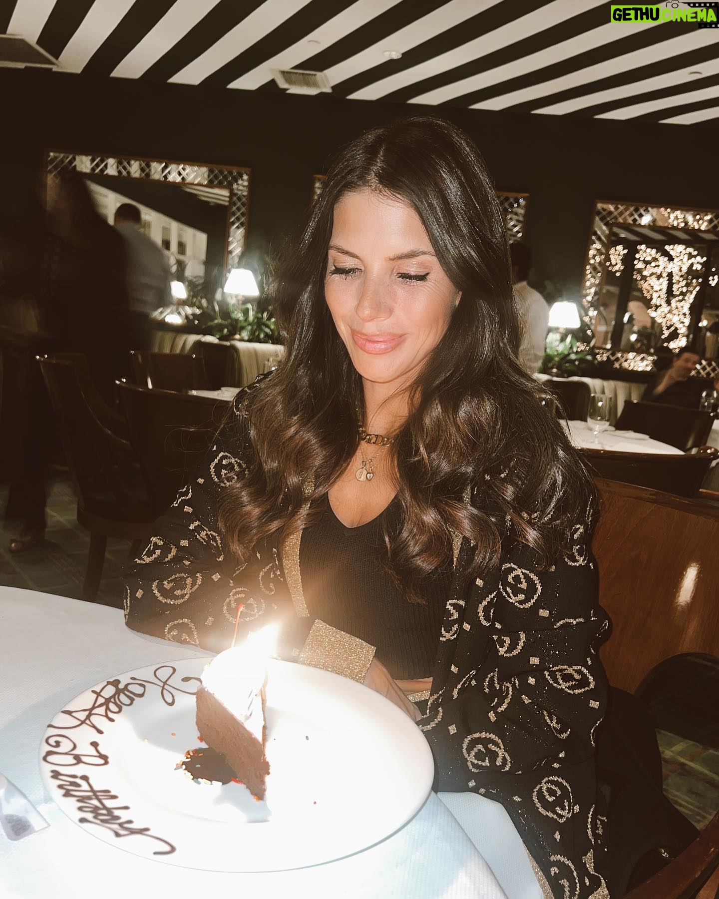 Weronika Rosati Instagram - Dziękuje wszystkim za piękne życzenia! 🤍Thank you for all your bday wishes🤍 I wouldn't want to spend my bday in any other way than I did yesterday- with fam 🙏🏼