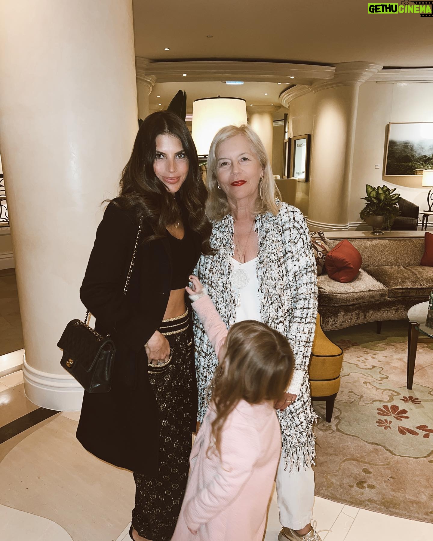 Weronika Rosati Instagram - Dziękuje wszystkim za piękne życzenia! 🤍Thank you for all your bday wishes🤍 I wouldn't want to spend my bday in any other way than I did yesterday- with fam 🙏🏼