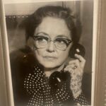 Weronika Rosati Instagram - Dziś obchodziłaby urodziny jedna z najwybitniejszych aktorek wszechczasów - Bette Davis ✨ Wiem że nie będzie to post bijacy rekordy w przeciwieństwie do pustego kontentu ( sama czasami jestem winna temu przyznaje 😔) ale zależy mi by podzielić sie z wami moim artykułem który napisałam wiele lat temu dla @plejadapl o jednej z moich idolek- Ms Davis. Z artykułu dowiecie sie więcej o tej wspaniałej aktorce i kulisach powstawania filmu " Wszystko o Ewie" i jestem ciekawa ile z was go przeczyta haha i waszej opinii- link do artykułu w bio 💪🏼 Na ostatnim zdjęciu jest jej portet z autografem który znajduje się w mojej kolekcji . In honor of @bettedavisestate who would have been 118 years old today I wanted to share an article I wrote about her many years ago - link in bio ⭐️ #bettedavis @bettedavisestate #classichollywood #allabouteve