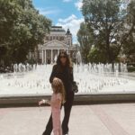 Weronika Rosati Instagram - Przede mna wspaniała przygoda filmowa i razem z moja mała kompanka do podróży zwiedzamy miasto w którym spędzimy kolejne pare tygodni kto zgadnie gdzie jesteśmy ? 😎
