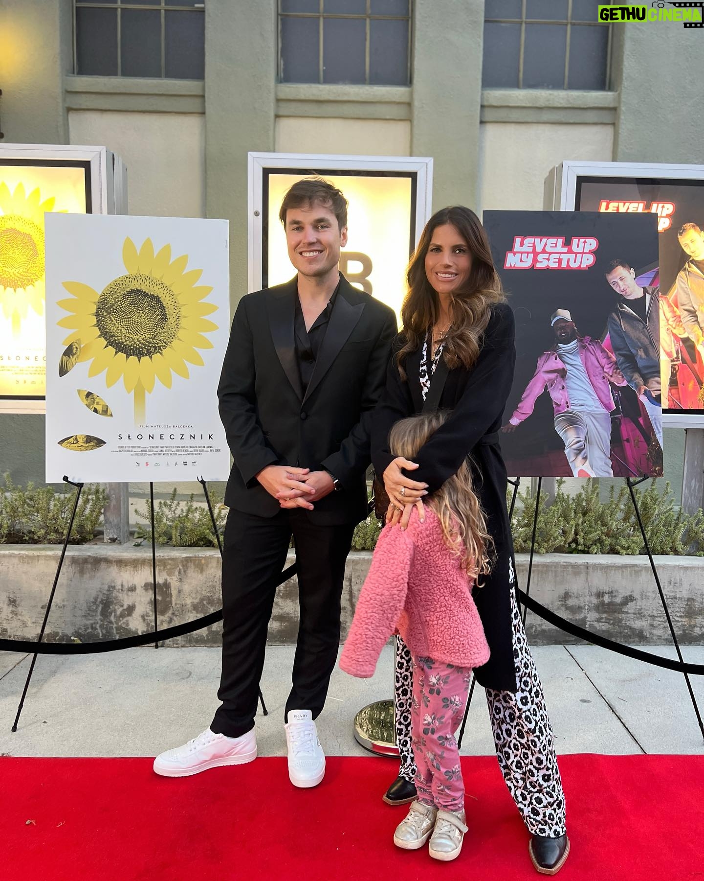 Weronika Rosati Instagram - A wonderful evening at @foxstudiolot supporting new talented filmmakers @mattbalcerek and the screening of his short film " sunflowers" 🙌🏼 Surrounded by frieeeeends @annalodej @annarozalska_ms @nikodamn @izabellamiko and many others🫶🏼