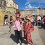 Weronika Rosati Instagram - Z okazji dnia dziecka wziełam moja córeczke do pracy do studia filmowego w Bułgarii @nuboyana gdzie z okazji dnia dziecka był tam organizowany wielki festyn dla dzieci w klimacie bajki “ Alladyn”. Były więc lekcje tańca brzucha, węże i inne egzotyczne zabawy. Dziadkowie również sie załapali. Pierwsze zdjęcie zrobione na jednej ze ścian filmowych dekoracji wyglada jakbyśmy byli na Sycylii 😎 Pomiędzy ujęciami urywałyśmy sie na kolejne atrakcje. Teraz Ela chce już zawsze ze mna chodzić do pracy bo pewnie myśli że takie festyny zawsze towarzysza z moim planem zdjęciowym🤦🏽‍♀️ A nasz kamper nazwała naszym nowym małym domkiem. To był super dzień. #dziendziecka @teresamariarosati @dariuszrosati @nuboyana #secretproject #onset