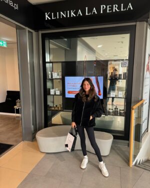 Weronika Rosati Instagram - Tydzień w Warszawie 🫶🏼 Premiera świetnego filmu “ Nieobliczalna” @primevideopl ze wspaniała rola @juliawieniawa , wizyta w mojej ulubionej @klinikalaperla i oczywiście jożka w @yoga_beat_studio plus nowy plan filmowy o którym moge tylko powiedzieć new secret project🤷🏽‍♀️ Miłej niedzieli wszystkim!