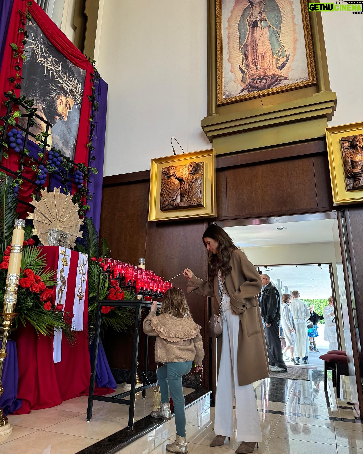 Weronika Rosati Instagram - Święta Wielkanocne w polskiej atmosferze 🇵🇱 Kochani od naszej rodziny dla waszej- zdrowych, spokojnych świat i smacznego jajka 🐣 #happyeaster #wielkanoc