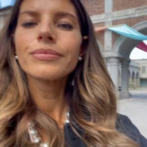 Weronika Rosati Instagram - Z okazji dnia dziecka wziełam moja córeczke do pracy do studia filmowego w Bułgarii @nuboyana gdzie z okazji dnia dziecka był tam organizowany wielki festyn dla dzieci w klimacie bajki “ Alladyn”. Były więc lekcje tańca brzucha, węże i inne egzotyczne zabawy. Dziadkowie również sie załapali. Pierwsze zdjęcie zrobione na jednej ze ścian filmowych dekoracji wyglada jakbyśmy byli na Sycylii 😎 Pomiędzy ujęciami urywałyśmy sie na kolejne atrakcje. Teraz Ela chce już zawsze ze mna chodzić do pracy bo pewnie myśli że takie festyny zawsze towarzysza z moim planem zdjęciowym🤦🏽‍♀️ A nasz kamper nazwała naszym nowym małym domkiem. To był super dzień. #dziendziecka @teresamariarosati @dariuszrosati @nuboyana #secretproject #onset