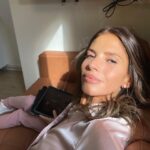 Weronika Rosati Instagram - Z okazji dnia dziecka wziełam moja córeczke do pracy do studia filmowego w Bułgarii @nuboyana gdzie z okazji dnia dziecka był tam organizowany wielki festyn dla dzieci w klimacie bajki “ Alladyn”. Były więc lekcje tańca brzucha, węże i inne egzotyczne zabawy. Dziadkowie również sie załapali. Pierwsze zdjęcie zrobione na jednej ze ścian filmowych dekoracji wyglada jakbyśmy byli na Sycylii 😎 Pomiędzy ujęciami urywałyśmy sie na kolejne atrakcje. Teraz Ela chce już zawsze ze mna chodzić do pracy bo pewnie myśli że takie festyny zawsze towarzysza z moim planem zdjęciowym🤦🏽‍♀️ A nasz kamper nazwała naszym nowym małym domkiem. To był super dzień. #dziendziecka @teresamariarosati @dariuszrosati @nuboyana #secretproject #onset