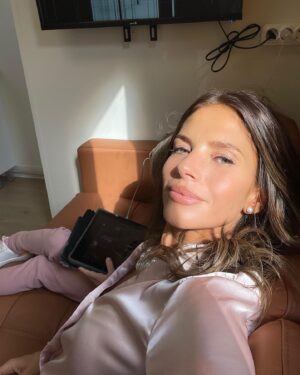 Weronika Rosati Instagram - Z okazji dnia dziecka wziełam moja córeczke do pracy do studia filmowego w Bułgarii @nuboyana gdzie z okazji dnia dziecka był tam organizowany wielki festyn dla dzieci w klimacie bajki “ Alladyn”. Były więc lekcje tańca brzucha, węże i inne egzotyczne zabawy. Dziadkowie również sie załapali. Pierwsze zdjęcie zrobione na jednej ze ścian filmowych dekoracji wyglada jakbyśmy byli na Sycylii 😎 Pomiędzy ujęciami urywałyśmy sie na kolejne atrakcje. Teraz Ela chce już zawsze ze mna chodzić do pracy bo pewnie myśli że takie festyny zawsze towarzysza z moim planem zdjęciowym🤦🏽‍♀️ A nasz kamper nazwała naszym nowym małym domkiem. To był super dzień. #dziendziecka @teresamariarosati @dariuszrosati @nuboyana #secretproject #onset