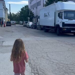 Weronika Rosati Instagram - Z okazji dnia dziecka wziełam moja córeczke do pracy do studia filmowego w Bułgarii @nuboyana gdzie z okazji dnia dziecka był tam organizowany wielki festyn dla dzieci w klimacie bajki “ Alladyn”. Były więc lekcje tańca brzucha, węże i inne egzotyczne zabawy. Dziadkowie również sie załapali. Pierwsze zdjęcie zrobione na jednej ze ścian filmowych dekoracji wyglada jakbyśmy byli na Sycylii 😎 Pomiędzy ujęciami urywałyśmy sie na kolejne atrakcje. Teraz Ela chce już zawsze ze mna chodzić do pracy bo pewnie myśli że takie festyny zawsze towarzysza z moim planem zdjęciowym🤦🏽‍♀️ A nasz kamper nazwała naszym nowym małym domkiem. To był super dzień. #dziendziecka @teresamariarosati @dariuszrosati @nuboyana #secretproject #onset