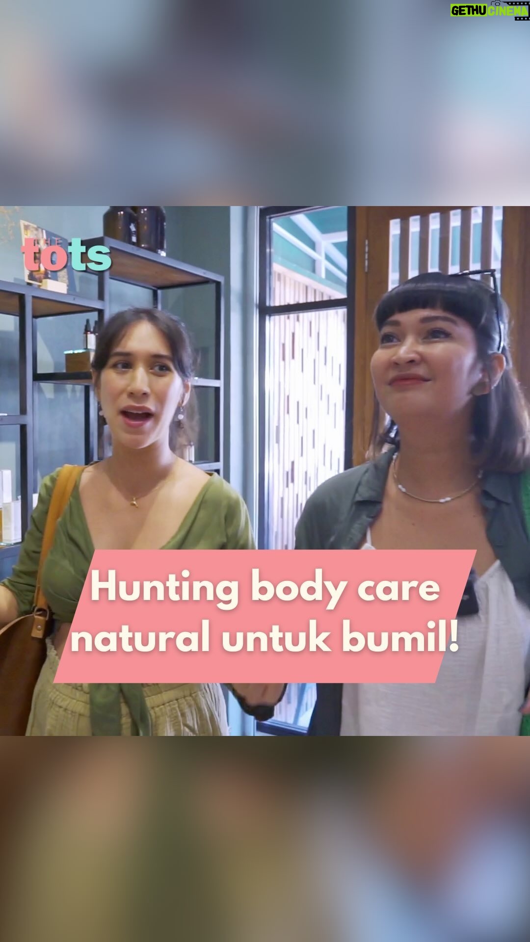 Westny Dj Instagram - Helloooooo… it’s saturday and it’s time to THE TOTS MINIVLOG! @annekejd dan @westnydj kali ini jalan-jalan santai ke Canggu, nggak cuma buat mantai, tapi juga buat cari skincare alami yang aman buat bumil dan anak! Mereka nemuin ALAM FARMA Botanical Skincare yang ada diJalan Pantai Baru Mejan - Padang Linjong no.19a, Canggu. dan asik banget ngobrol sama salah satu founder Mrs. @junglejeanne_ tentang skincare alami. Yang gong nya lagi, ALAM FARMA punya serum yang 172x lebih efektif dari vitamin C?!?!!?! Penasaran ga sih apa aja skincare yang ada di ALAM FARMA? Tonton sampai akhir yuk! Karena ada pengumuman giveaway dari ALAM FARMA! Jadi, siapin camilan, tekan play, dan ikutin keseruan Anneke dan Westny di vlog kali ini! Percaya deh, nggak mau kan ketinggalan kesempatan dapetin hadiah serunya! yukkk tonton keseruannya! Malam ini, Sabtu 11 May 2024 Jam 7 Bali time Jangan lupe follow us @the.tots.official Subscribe Shared Comments pengen ajakin bintang tamu siapa or bahas apa untuk tayangan berikutnya 👍 #TheTOTSofficial #strollingwiththetots #newjourney #totsminivlog #ceritatentangthetots __________________________________________________ Follow our Instagram The Tots https://www.instagram.com/the.tots.official/ Westny DJ https://www.instagram.com/westnydj/ Anneke https://www.instagram.com/annekejd/