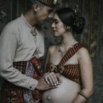 Westny Dj Instagram - Dear Tubuh.. Terima kasih sudah kuat utk memberi ruang bagi yang mau lahir baru. Terima kasih sudah menguatkan Atman ku utk bekerjasama dengan baik bagi bayiku. Dear suami.. Terima kasih sudah mempercayakan aku dibuahi olehmu. Terima kasih sudah memilihku utk memberikanmu keturunan utk melanjutkan generasimu. Dear Kaimano.. Terima kasih sudah memilih rahimku utk jadi Ibumu.. Terima kasih sudah bersedia dan memberi izin untuk kamu menjadi seorang kakak.. Styled by : @cahyadewibali @cahyadewibaliteam MUA Hairdo : @merrydhacrosta_cahyadewiteam Photographed by : @oka.dharmawan #doa #ibu #ibuhamil #mom #pregnancy #adat #adatbali #tradisi #hidup #life #berkah #blessing #photography #vintage #oldschool #maternity #maternityphotography