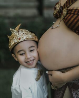 Westny Dj Instagram - Dear Tubuh..
Terima kasih sudah kuat utk memberi ruang bagi yang mau lahir baru.
Terima kasih sudah menguatkan Atman ku utk bekerjasama dengan baik bagi bayiku.

Dear suami..
Terima kasih sudah mempercayakan aku dibuahi olehmu.
Terima kasih sudah memilihku utk memberikanmu keturunan utk melanjutkan generasimu.

Dear Kaimano..
Terima kasih sudah memilih rahimku utk jadi Ibumu..
Terima kasih sudah bersedia dan memberi izin untuk kamu menjadi seorang kakak..

Styled by : @cahyadewibali @cahyadewibaliteam 
MUA   Hairdo : @merrydhacrosta_cahyadewiteam 
Photographed by : @oka.dharmawan 

#doa #ibu #ibuhamil #mom #pregnancy #adat #adatbali #tradisi #hidup #life #berkah #blessing #photography #vintage #oldschool #maternity #maternityphotography