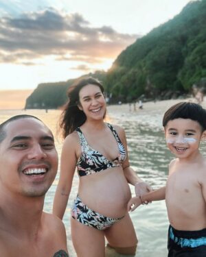 Westny Dj Instagram - That perfect timing to just have a peaceful Time.. to surrender to fulfill that empty bucket as human, to feel existed, present and Live also to be Loved🌹

#32weekspregnant #pregnant #mom #familytime #family #bonding #peaceful #mind #happiness #life #balilife #beach