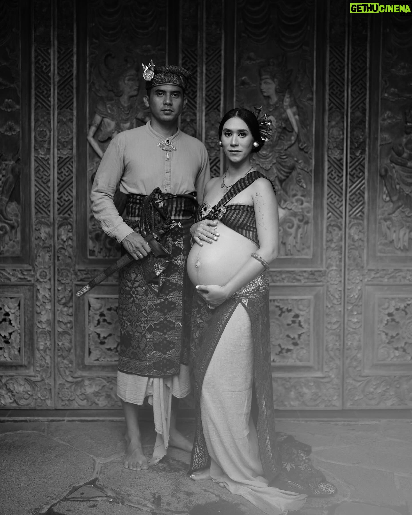 Westny Dj Instagram - Classic.. keanggunan adat Bali yang melekat, culture budaya yg harapannya tidak akan pernah punah, modernisasi yg semakin merajalela, tidak mengubah prinsipku utk lbih mencintai adat Bali yg Classic.. i see it as a different meaning of Beauty.. dan smoga memberi pengertian turun - temurun ke anak-anakku utk selalu mencintai Budaya Bali tanpa merusak unsur essensialnya🙏🏻 Styled : @cahyadewibali @cahyadewibaliteam MUA Hairdo : @merrydhacrosta_cahyadewiteam Photographed : @oka.dharmawan #classicbali #classic #adatbali #culture #hindu #budaya #baliculture #beauty #family #konsepbali #baliunik #photography #foto