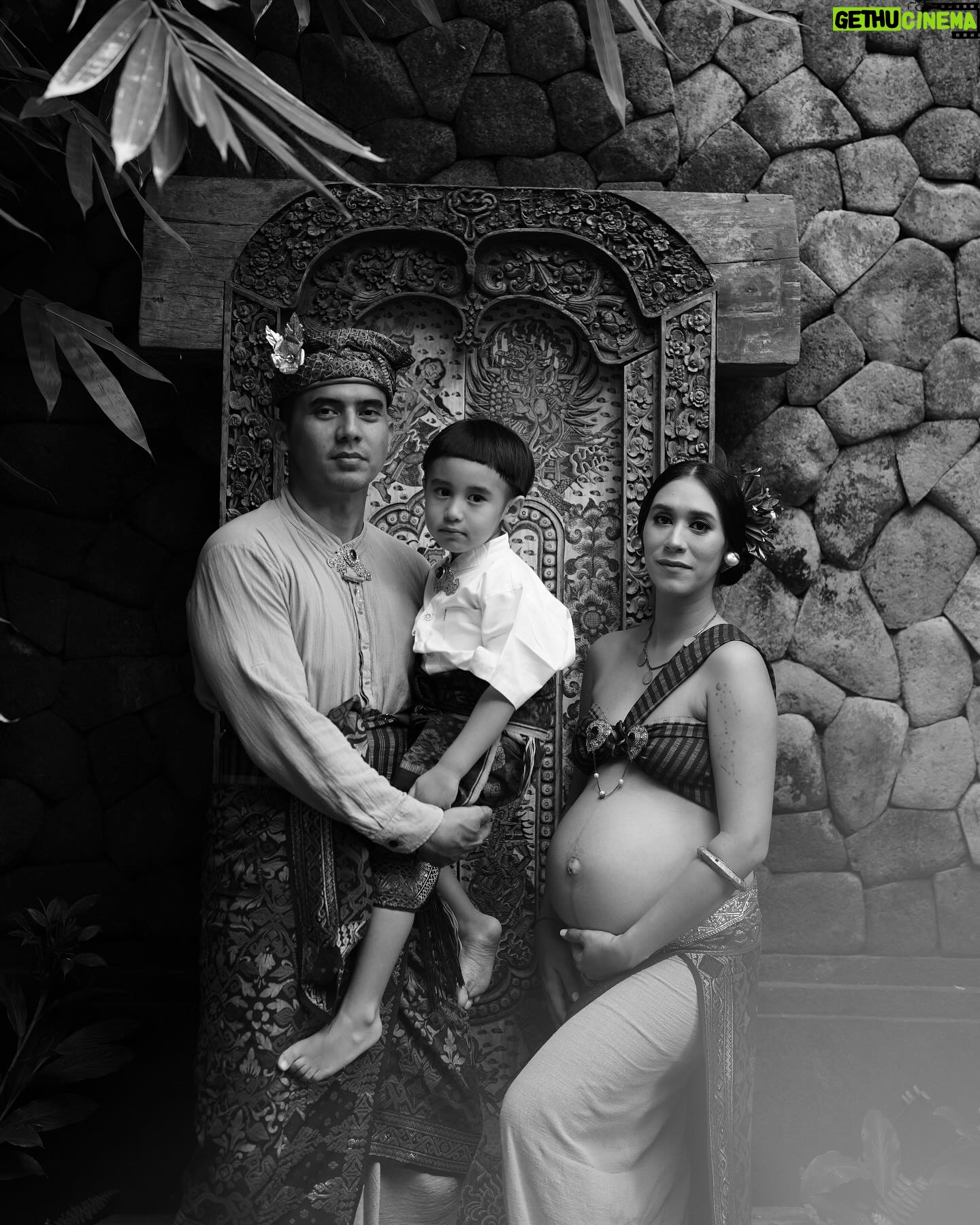 Westny Dj Instagram - Classic.. keanggunan adat Bali yang melekat, culture budaya yg harapannya tidak akan pernah punah, modernisasi yg semakin merajalela, tidak mengubah prinsipku utk lbih mencintai adat Bali yg Classic.. i see it as a different meaning of Beauty.. dan smoga memberi pengertian turun - temurun ke anak-anakku utk selalu mencintai Budaya Bali tanpa merusak unsur essensialnya🙏🏻 Styled : @cahyadewibali @cahyadewibaliteam MUA Hairdo : @merrydhacrosta_cahyadewiteam Photographed : @oka.dharmawan #classicbali #classic #adatbali #culture #hindu #budaya #baliculture #beauty #family #konsepbali #baliunik #photography #foto