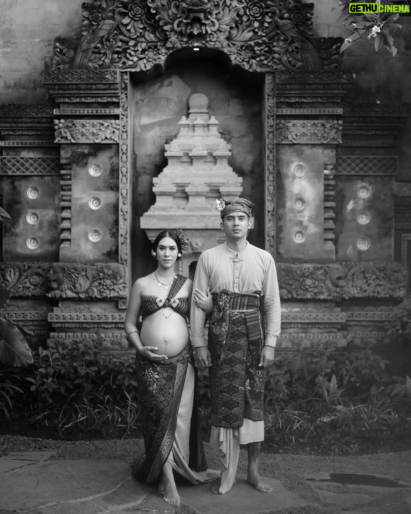 Westny Dj Instagram - Classic.. keanggunan adat Bali yang melekat, culture budaya yg harapannya tidak akan pernah punah, modernisasi yg semakin merajalela, tidak mengubah prinsipku utk lbih mencintai adat Bali yg Classic.. i see it as a different meaning of Beauty.. dan smoga memberi pengertian turun - temurun ke anak-anakku utk selalu mencintai Budaya Bali tanpa merusak unsur essensialnya🙏🏻 Styled : @cahyadewibali @cahyadewibaliteam MUA Hairdo : @merrydhacrosta_cahyadewiteam Photographed : @oka.dharmawan #classicbali #classic #adatbali #culture #hindu #budaya #baliculture #beauty #family #konsepbali #baliunik #photography #foto