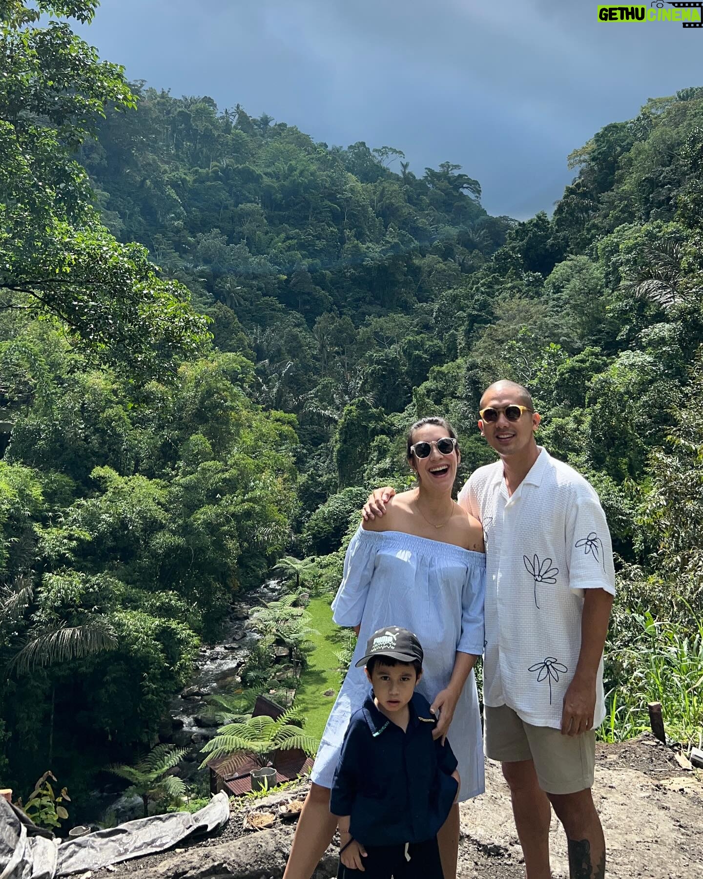 Westny Dj Instagram - Hidup itu emang emang seharusnya mengalir kaya sungai.. Kita kadang ga tau arus airnya ke arah mana tergantung dari batu yg misahin aliran sungai itu.. itulah ya mungkin yg terjadi dalam masalah di hidup.. when that troubles come tergantung apa keputusan solusi kita, mau itu kearah kanan dan kiri ya probabilitasnya might be the same? Apa bener apa salah.. tp balik lg aku nemu pembelajaran lagi.. masalah itu emang soal kedewasaan sikap cara menghadapinya, krn tnyata betul .. masalah itu datang utk menguji kesabaran dan keikhlasan kita.. naik level lagi nih kedewasaannya, krn masalah sbg pengingat kita utk menjadi pribadi yg lebih baik lg🫶🏻 ngalir aja terus sampe kita ga tau whats in front of us.. but jalani dan Hadapi 👌🏼 #pejuanghidup #dewasa #hidup #adultlife #life #happyseeker #alam #world #explore #adventure #gratitude