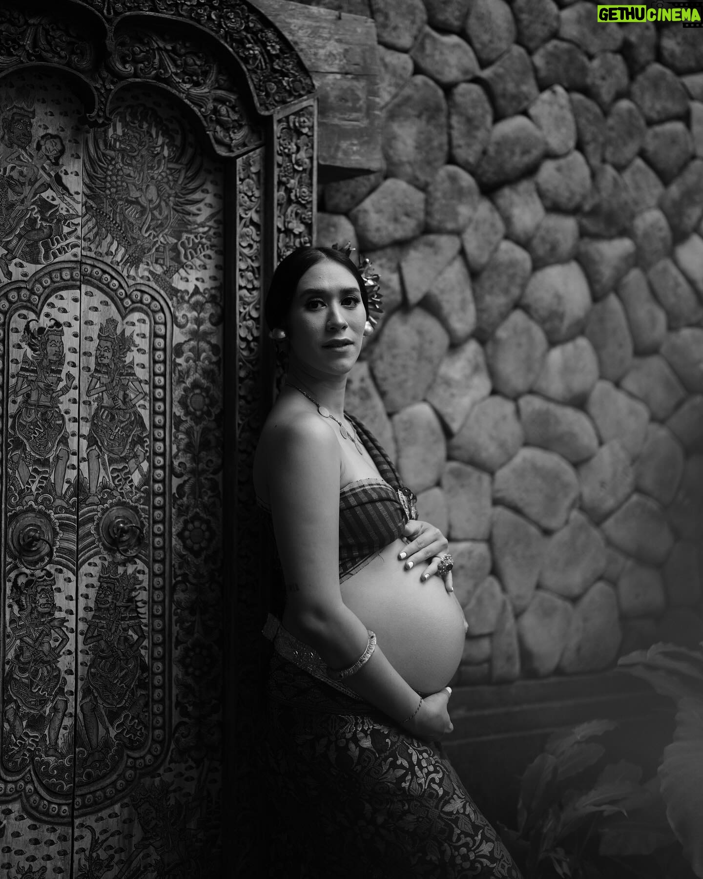 Westny Dj Instagram - Classic.. keanggunan adat Bali yang melekat, culture budaya yg harapannya tidak akan pernah punah, modernisasi yg semakin merajalela, tidak mengubah prinsipku utk lbih mencintai adat Bali yg Classic.. i see it as a different meaning of Beauty.. dan smoga memberi pengertian turun - temurun ke anak-anakku utk selalu mencintai Budaya Bali tanpa merusak unsur essensialnya🙏🏻 Styled : @cahyadewibali @cahyadewibaliteam MUA Hairdo : @merrydhacrosta_cahyadewiteam Photographed : @oka.dharmawan #classicbali #classic #adatbali #culture #hindu #budaya #baliculture #beauty #family #konsepbali #baliunik #photography #foto
