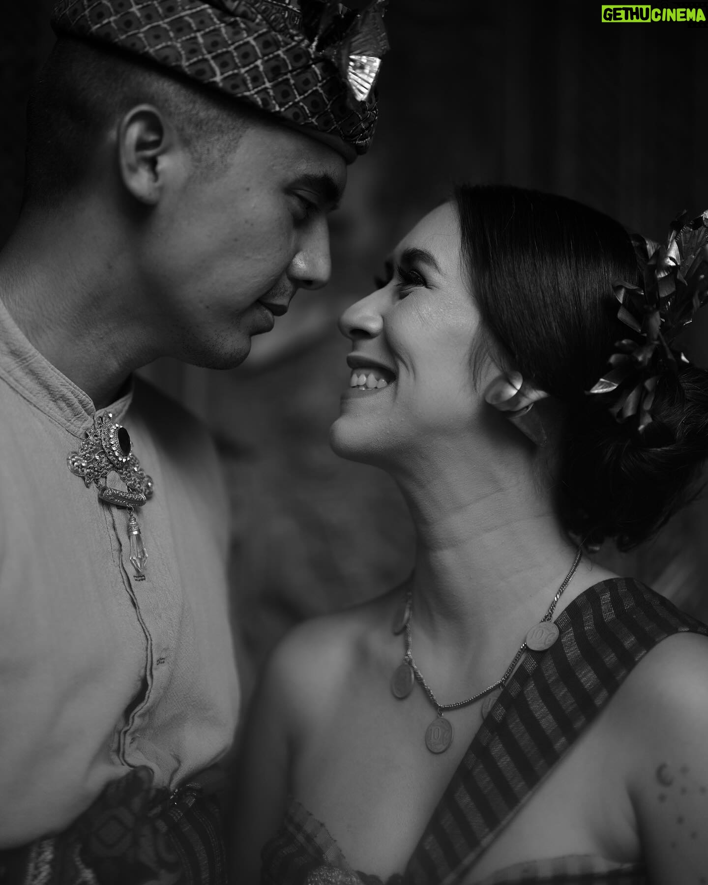 Westny Dj Instagram - Classic.. keanggunan adat Bali yang melekat, culture budaya yg harapannya tidak akan pernah punah, modernisasi yg semakin merajalela, tidak mengubah prinsipku utk lbih mencintai adat Bali yg Classic.. i see it as a different meaning of Beauty.. dan smoga memberi pengertian turun - temurun ke anak-anakku utk selalu mencintai Budaya Bali tanpa merusak unsur essensialnya🙏🏻 Styled : @cahyadewibali @cahyadewibaliteam MUA Hairdo : @merrydhacrosta_cahyadewiteam Photographed : @oka.dharmawan #classicbali #classic #adatbali #culture #hindu #budaya #baliculture #beauty #family #konsepbali #baliunik #photography #foto