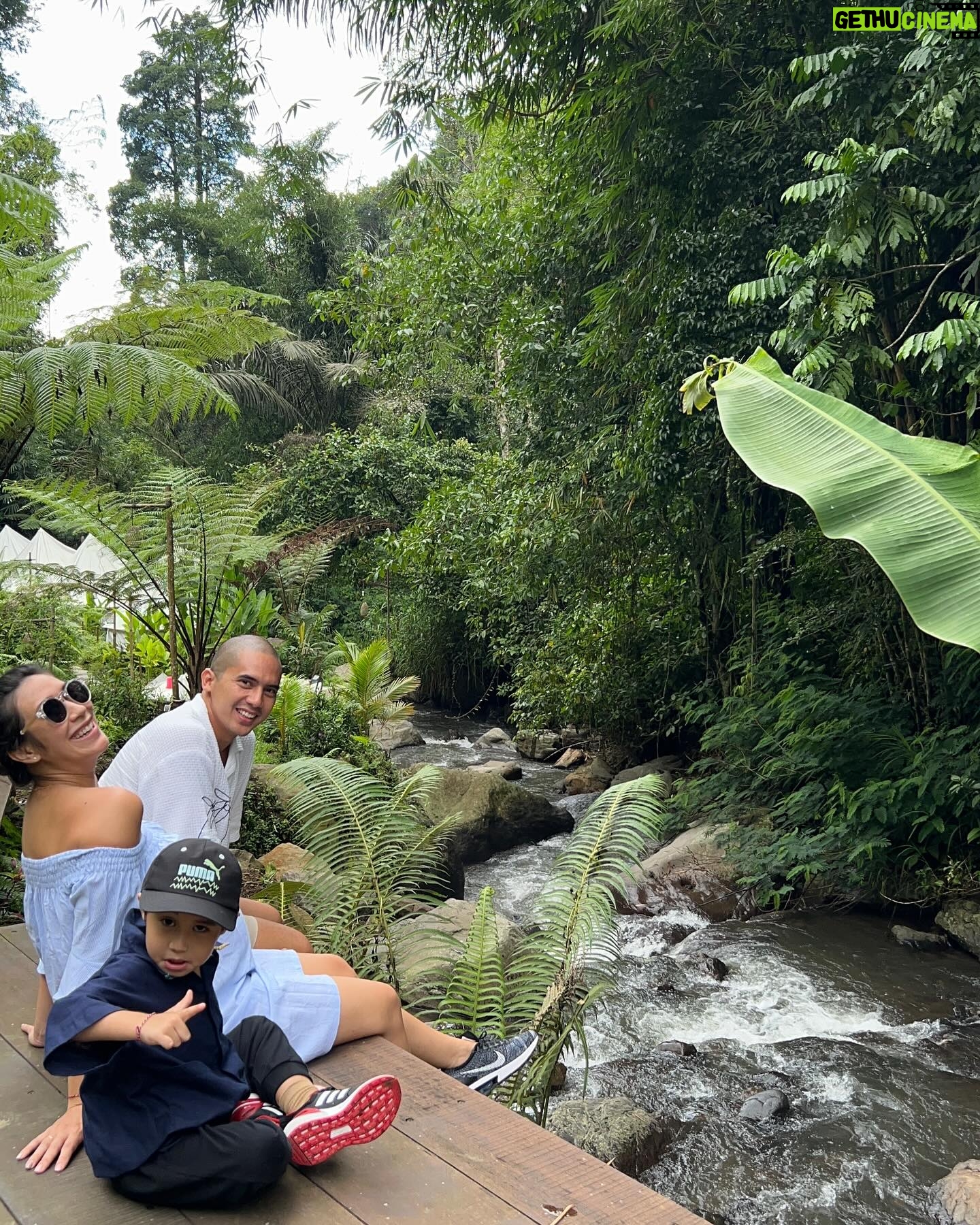 Westny Dj Instagram - Hidup itu emang emang seharusnya mengalir kaya sungai.. Kita kadang ga tau arus airnya ke arah mana tergantung dari batu yg misahin aliran sungai itu.. itulah ya mungkin yg terjadi dalam masalah di hidup.. when that troubles come tergantung apa keputusan solusi kita, mau itu kearah kanan dan kiri ya probabilitasnya might be the same? Apa bener apa salah.. tp balik lg aku nemu pembelajaran lagi.. masalah itu emang soal kedewasaan sikap cara menghadapinya, krn tnyata betul .. masalah itu datang utk menguji kesabaran dan keikhlasan kita.. naik level lagi nih kedewasaannya, krn masalah sbg pengingat kita utk menjadi pribadi yg lebih baik lg🫶🏻 ngalir aja terus sampe kita ga tau whats in front of us.. but jalani dan Hadapi 👌🏼 #pejuanghidup #dewasa #hidup #adultlife #life #happyseeker #alam #world #explore #adventure #gratitude