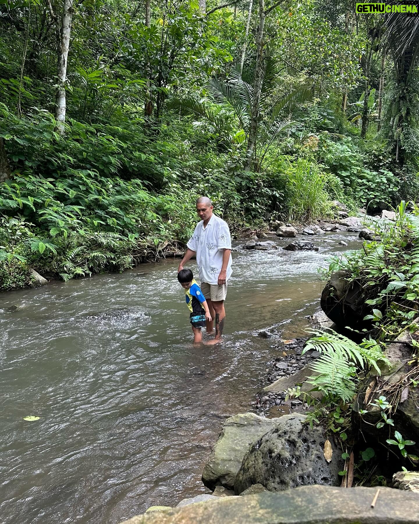 Westny Dj Instagram - Hidup itu emang emang seharusnya mengalir kaya sungai.. Kita kadang ga tau arus airnya ke arah mana tergantung dari batu yg misahin aliran sungai itu.. itulah ya mungkin yg terjadi dalam masalah di hidup.. when that troubles come tergantung apa keputusan solusi kita, mau itu kearah kanan dan kiri ya probabilitasnya might be the same? Apa bener apa salah.. tp balik lg aku nemu pembelajaran lagi.. masalah itu emang soal kedewasaan sikap cara menghadapinya, krn tnyata betul .. masalah itu datang utk menguji kesabaran dan keikhlasan kita.. naik level lagi nih kedewasaannya, krn masalah sbg pengingat kita utk menjadi pribadi yg lebih baik lg🫶🏻 ngalir aja terus sampe kita ga tau whats in front of us.. but jalani dan Hadapi 👌🏼 #pejuanghidup #dewasa #hidup #adultlife #life #happyseeker #alam #world #explore #adventure #gratitude