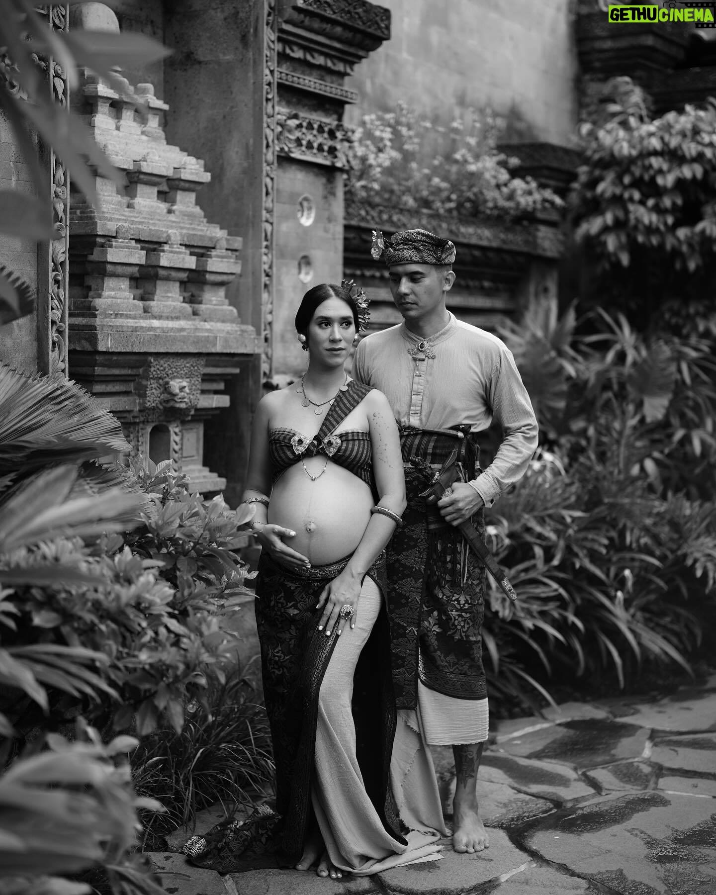 Westny Dj Instagram - Classic.. keanggunan adat Bali yang melekat, culture budaya yg harapannya tidak akan pernah punah, modernisasi yg semakin merajalela, tidak mengubah prinsipku utk lbih mencintai adat Bali yg Classic.. i see it as a different meaning of Beauty.. dan smoga memberi pengertian turun - temurun ke anak-anakku utk selalu mencintai Budaya Bali tanpa merusak unsur essensialnya🙏🏻 Styled : @cahyadewibali @cahyadewibaliteam MUA Hairdo : @merrydhacrosta_cahyadewiteam Photographed : @oka.dharmawan #classicbali #classic #adatbali #culture #hindu #budaya #baliculture #beauty #family #konsepbali #baliunik #photography #foto