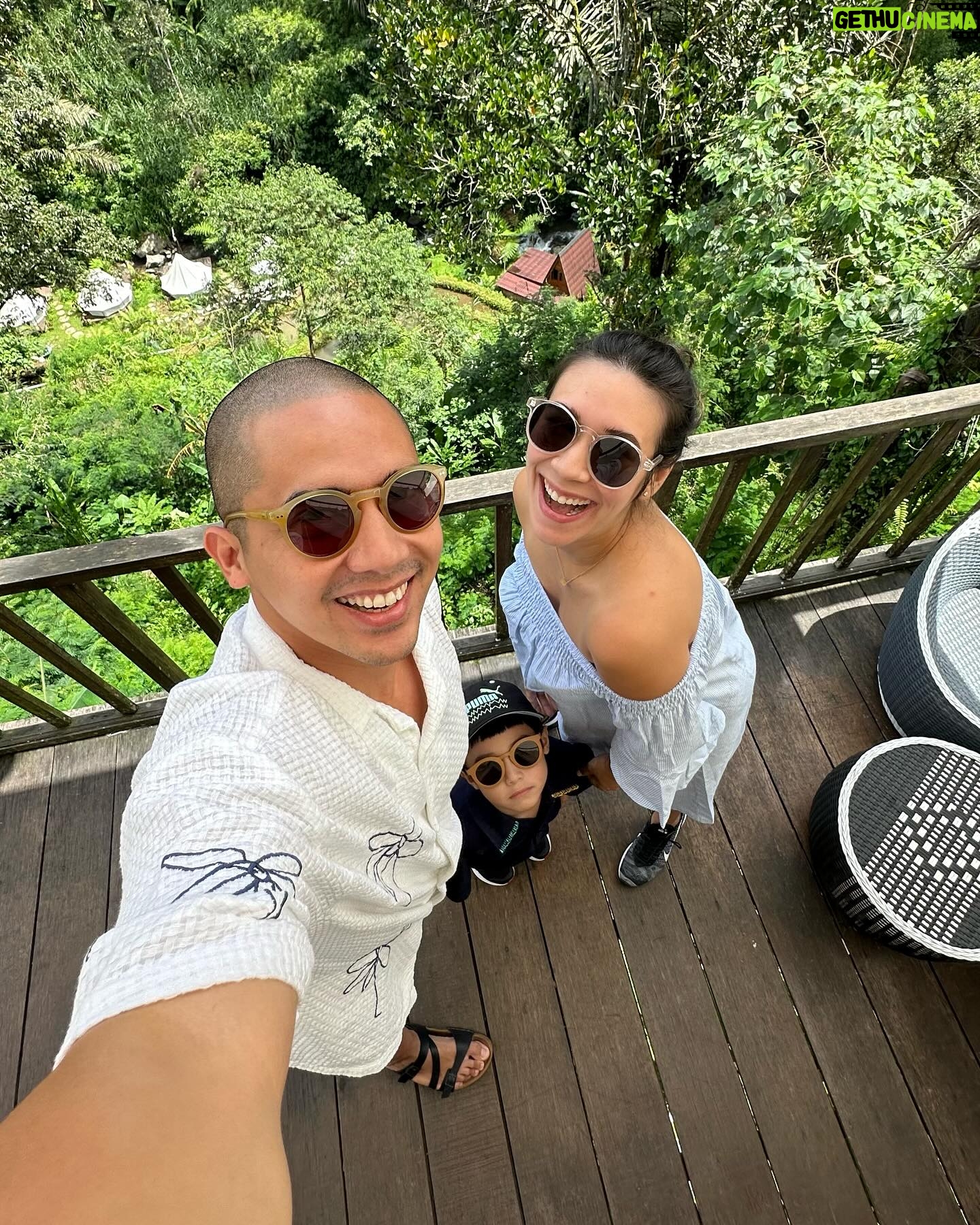Westny Dj Instagram - Hidup itu emang emang seharusnya mengalir kaya sungai.. Kita kadang ga tau arus airnya ke arah mana tergantung dari batu yg misahin aliran sungai itu.. itulah ya mungkin yg terjadi dalam masalah di hidup.. when that troubles come tergantung apa keputusan solusi kita, mau itu kearah kanan dan kiri ya probabilitasnya might be the same? Apa bener apa salah.. tp balik lg aku nemu pembelajaran lagi.. masalah itu emang soal kedewasaan sikap cara menghadapinya, krn tnyata betul .. masalah itu datang utk menguji kesabaran dan keikhlasan kita.. naik level lagi nih kedewasaannya, krn masalah sbg pengingat kita utk menjadi pribadi yg lebih baik lg🫶🏻 ngalir aja terus sampe kita ga tau whats in front of us.. but jalani dan Hadapi 👌🏼 #pejuanghidup #dewasa #hidup #adultlife #life #happyseeker #alam #world #explore #adventure #gratitude