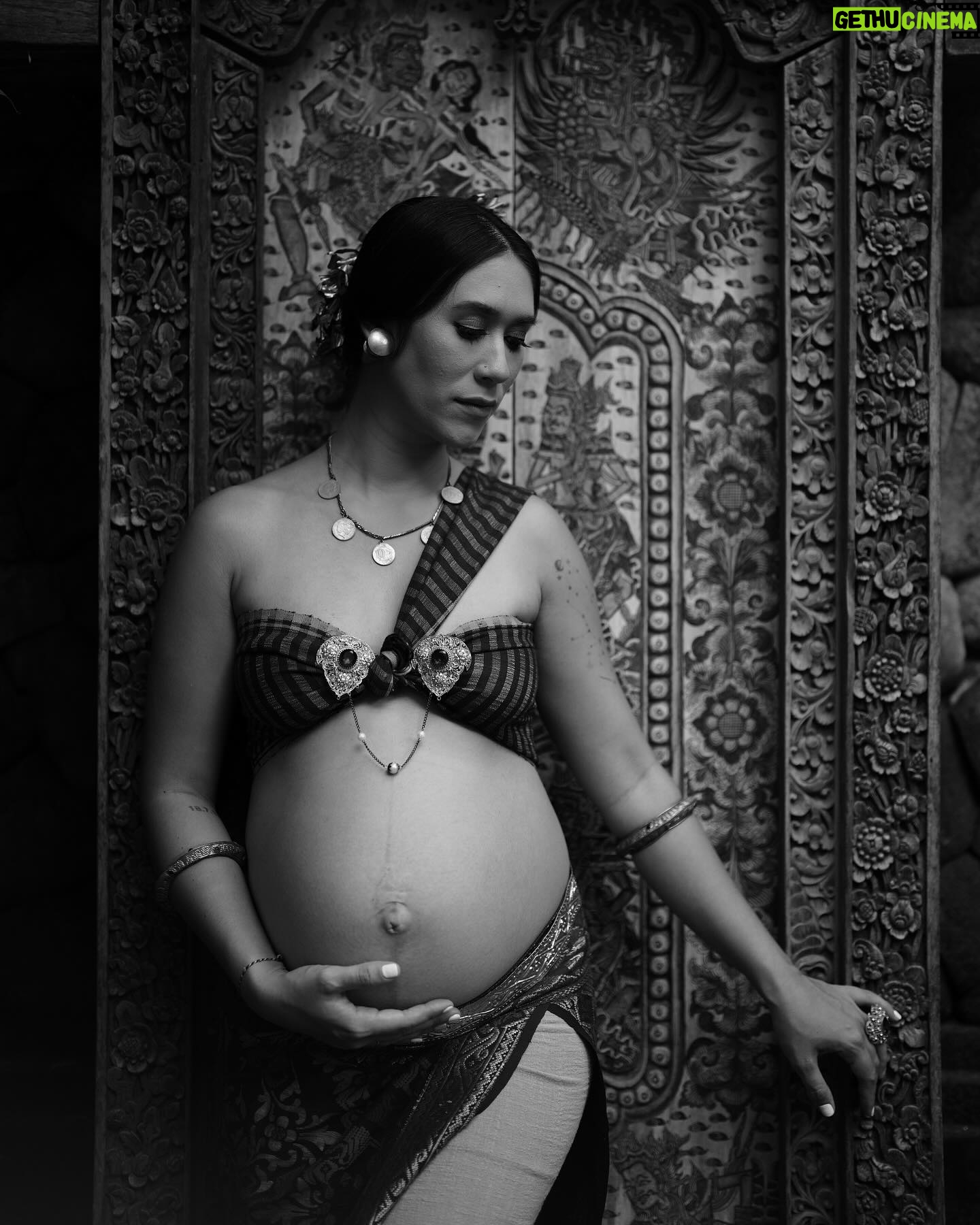 Westny Dj Instagram - Classic.. keanggunan adat Bali yang melekat, culture budaya yg harapannya tidak akan pernah punah, modernisasi yg semakin merajalela, tidak mengubah prinsipku utk lbih mencintai adat Bali yg Classic.. i see it as a different meaning of Beauty.. dan smoga memberi pengertian turun - temurun ke anak-anakku utk selalu mencintai Budaya Bali tanpa merusak unsur essensialnya🙏🏻 Styled : @cahyadewibali @cahyadewibaliteam MUA Hairdo : @merrydhacrosta_cahyadewiteam Photographed : @oka.dharmawan #classicbali #classic #adatbali #culture #hindu #budaya #baliculture #beauty #family #konsepbali #baliunik #photography #foto