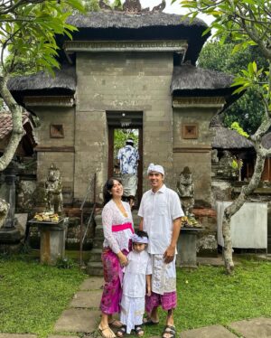 Westny Dj Instagram - Perayaan Galungan dan Kuningan kali ini Lengkap Formasi❤️
Doa yg selama ini ku bener- bener kenceng berdoa, utk keutuhan Keluarga supaya bisa merayakan Hari Raya terutama bareng suami @igwsk , tapi ISWW baik bgt, kasih tambah rejeki utk bisa Rayakan Galungan sama 1 Upcoming anggota keluarga kecil kami.. si Gembil😍

Rahajeng Galungan lan Kuningan. Ngaturang ayah-ayah suksma, peseng ihin, lan sami purna bhakti 🙏🏻

(Selamat Hari Raya Galungan dan Kuningan. Menghaturkan doa sukses, damai, dan penuh pengabdian kepada Tuhan.)

#galungan #galungankuningan #tradisi #upacaraadatbali #balinese #24weekspregnant #family