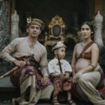 Westny Dj Instagram - Dear Tubuh.. Terima kasih sudah kuat utk memberi ruang bagi yang mau lahir baru. Terima kasih sudah menguatkan Atman ku utk bekerjasama dengan baik bagi bayiku. Dear suami.. Terima kasih sudah mempercayakan aku dibuahi olehmu. Terima kasih sudah memilihku utk memberikanmu keturunan utk melanjutkan generasimu. Dear Kaimano.. Terima kasih sudah memilih rahimku utk jadi Ibumu.. Terima kasih sudah bersedia dan memberi izin untuk kamu menjadi seorang kakak.. Styled by : @cahyadewibali @cahyadewibaliteam MUA Hairdo : @merrydhacrosta_cahyadewiteam Photographed by : @oka.dharmawan #doa #ibu #ibuhamil #mom #pregnancy #adat #adatbali #tradisi #hidup #life #berkah #blessing #photography #vintage #oldschool #maternity #maternityphotography