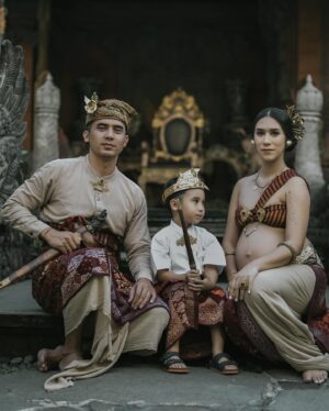 Westny Dj Instagram - Dear Tubuh..
Terima kasih sudah kuat utk memberi ruang bagi yang mau lahir baru.
Terima kasih sudah menguatkan Atman ku utk bekerjasama dengan baik bagi bayiku.

Dear suami..
Terima kasih sudah mempercayakan aku dibuahi olehmu.
Terima kasih sudah memilihku utk memberikanmu keturunan utk melanjutkan generasimu.

Dear Kaimano..
Terima kasih sudah memilih rahimku utk jadi Ibumu..
Terima kasih sudah bersedia dan memberi izin untuk kamu menjadi seorang kakak..

Styled by : @cahyadewibali @cahyadewibaliteam 
MUA   Hairdo : @merrydhacrosta_cahyadewiteam 
Photographed by : @oka.dharmawan 

#doa #ibu #ibuhamil #mom #pregnancy #adat #adatbali #tradisi #hidup #life #berkah #blessing #photography #vintage #oldschool #maternity #maternityphotography