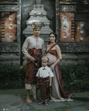 Westny Dj Instagram - pumamsam pamtram janaya tam pamanu
jayatam bhawati putranam mata jatanam javasyayam yan.🙏🏻

semoga atas ijin Tuhan dan leluhur anak hamba dalam kandungan sehat,selamat dan terlindungi dari segala kejahatan baik manusia maupun mahluk halus.🙏🏻

Styled by : @cahyadewibali @cahyadewibaliteam 
MUA: @merrydhacrosta_cahyadewiteam 
Photographed by : @oka.dharmawan 

#maternity #maternityphotography #photooftheday #photography #traditional #tradisibali #bajubali #bajuadatbali #adatbali #vintage #fotohamil #pregnant #fotokehamilan #hamil #pregnantstyle #bali #cahyadewibali
