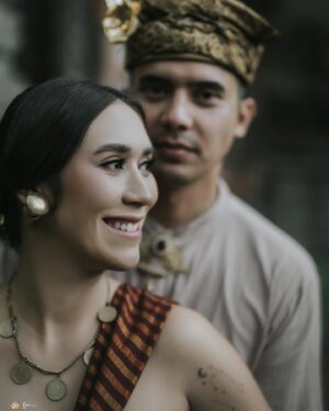 Westny Dj Instagram - pumamsam pamtram janaya tam pamanu
jayatam bhawati putranam mata jatanam javasyayam yan.🙏🏻

semoga atas ijin Tuhan dan leluhur anak hamba dalam kandungan sehat,selamat dan terlindungi dari segala kejahatan baik manusia maupun mahluk halus.🙏🏻

Styled by : @cahyadewibali @cahyadewibaliteam 
MUA: @merrydhacrosta_cahyadewiteam 
Photographed by : @oka.dharmawan 

#maternity #maternityphotography #photooftheday #photography #traditional #tradisibali #bajubali #bajuadatbali #adatbali #vintage #fotohamil #pregnant #fotokehamilan #hamil #pregnantstyle #bali #cahyadewibali